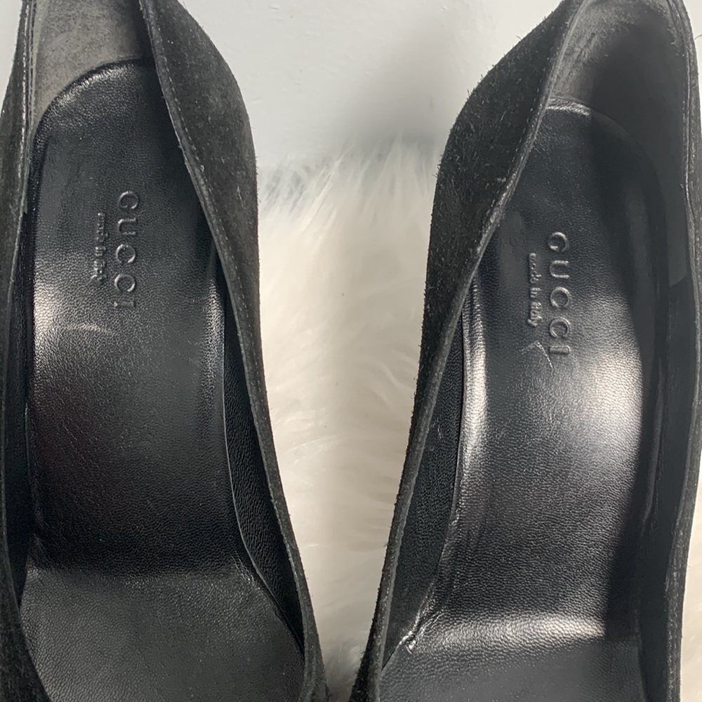 Authentic Gucci black suede pumps with gold decal - Picture 7 of 17
